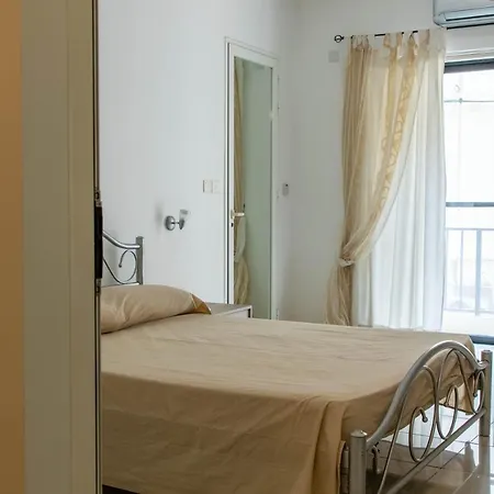Spacious 3-bedroom 30 Seconds From Sea Apartment *