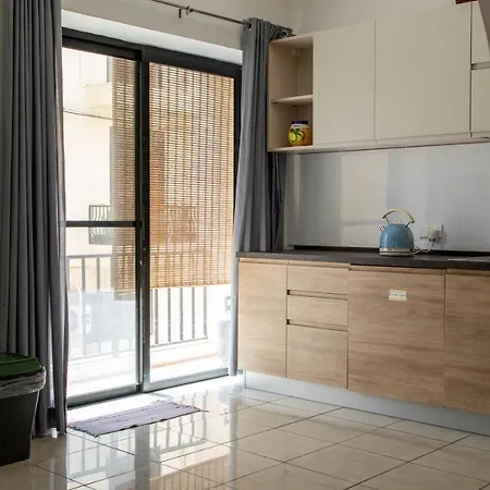 Spacious 3-bedroom 30 Seconds From Sea *