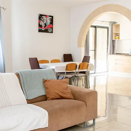 Spacious 3-bedroom 30 Seconds From Sea Marsaskala